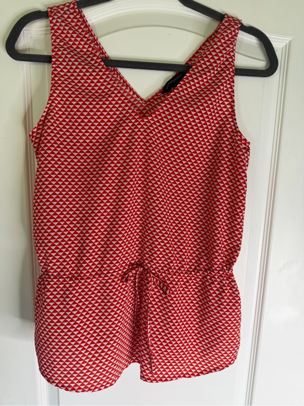 Banana Republic Red and White Geometric Print Sleeveless Top. Size XS.